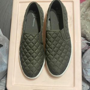 Time and tru, size 11 green